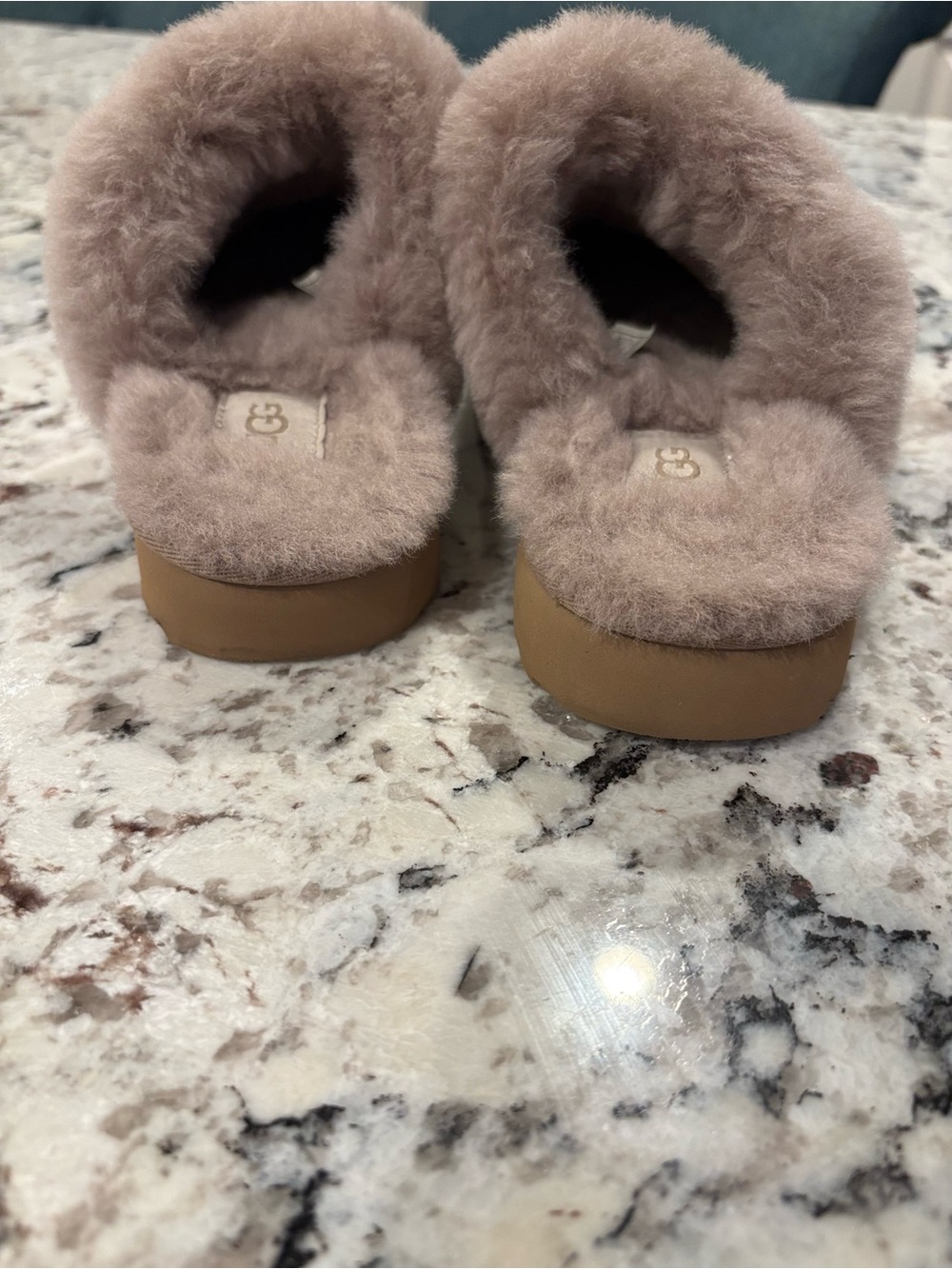 UGG Cozy Slippers Women’s Size 5 Tan Shearling Lined Slip On Slippers - Picture 5 of 9